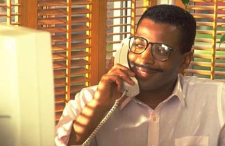 picture of knoxville job seeker looking for employment on phone