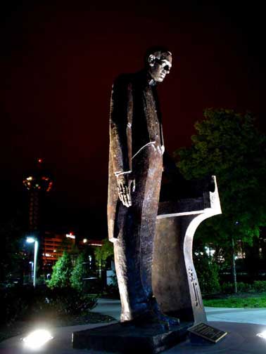 Picture of statue dedicated to famous russian pianist Rachmaninoff