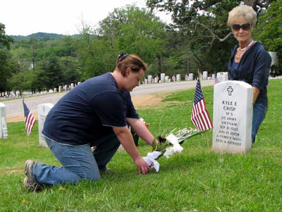Picture of memorial day bouquet being presented at grave site located at the Tennessee Veterans' Cemetery